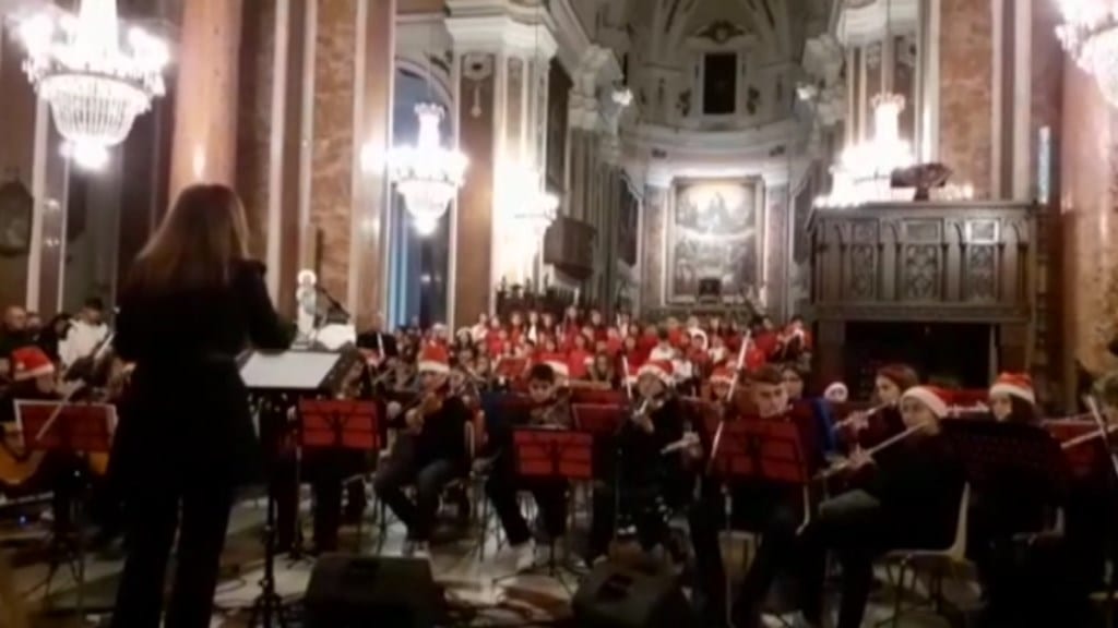 Ad Alcamo scuole insieme per un meraviglioso concerto. Coro e orchestra incantano (VIDEO)