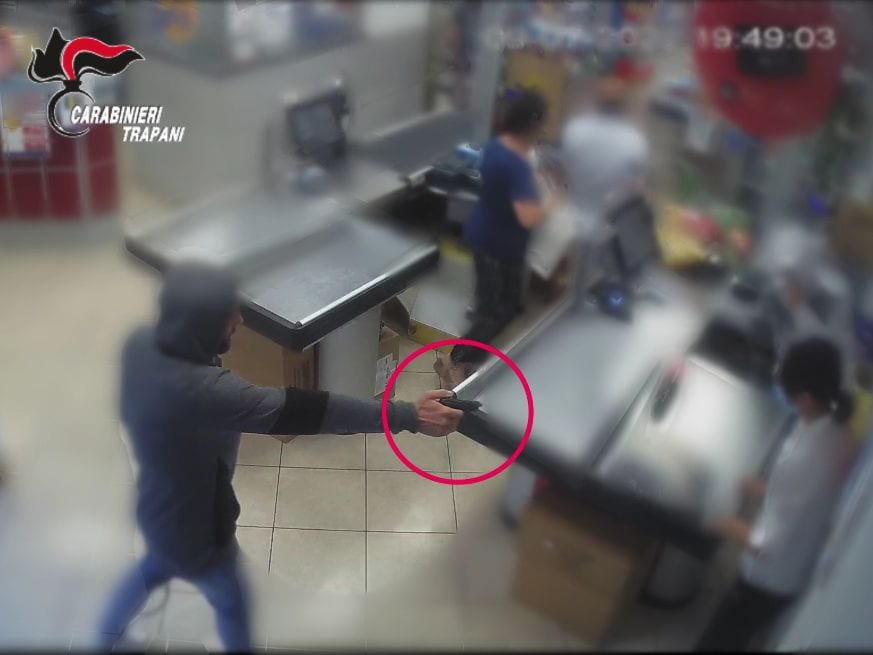 Aveva rapinato un supermercato a Trapani, arrestato 29enne. Si cerca il complice