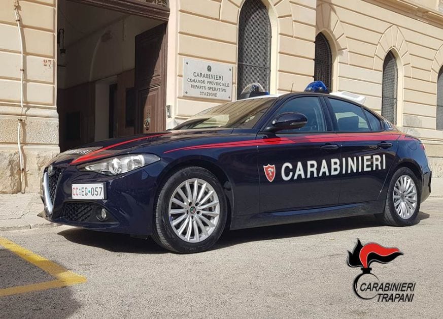 Calci e pugni ai carabinieri di Trapani e minacce al bar, arrestata pregiudicata trapanese