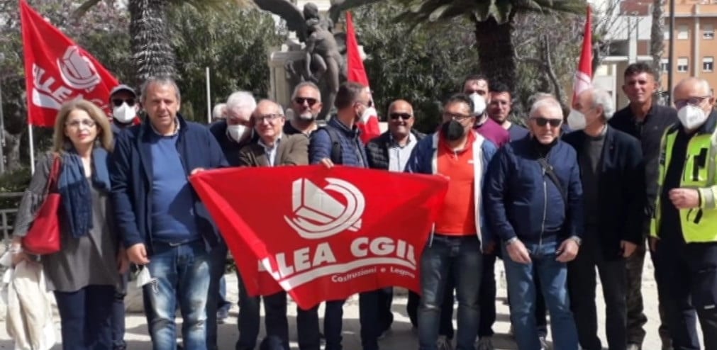 Sit-in ex lavoratori “Siciliana inerti e bituminosi”. Attesi stipendi dal 2014