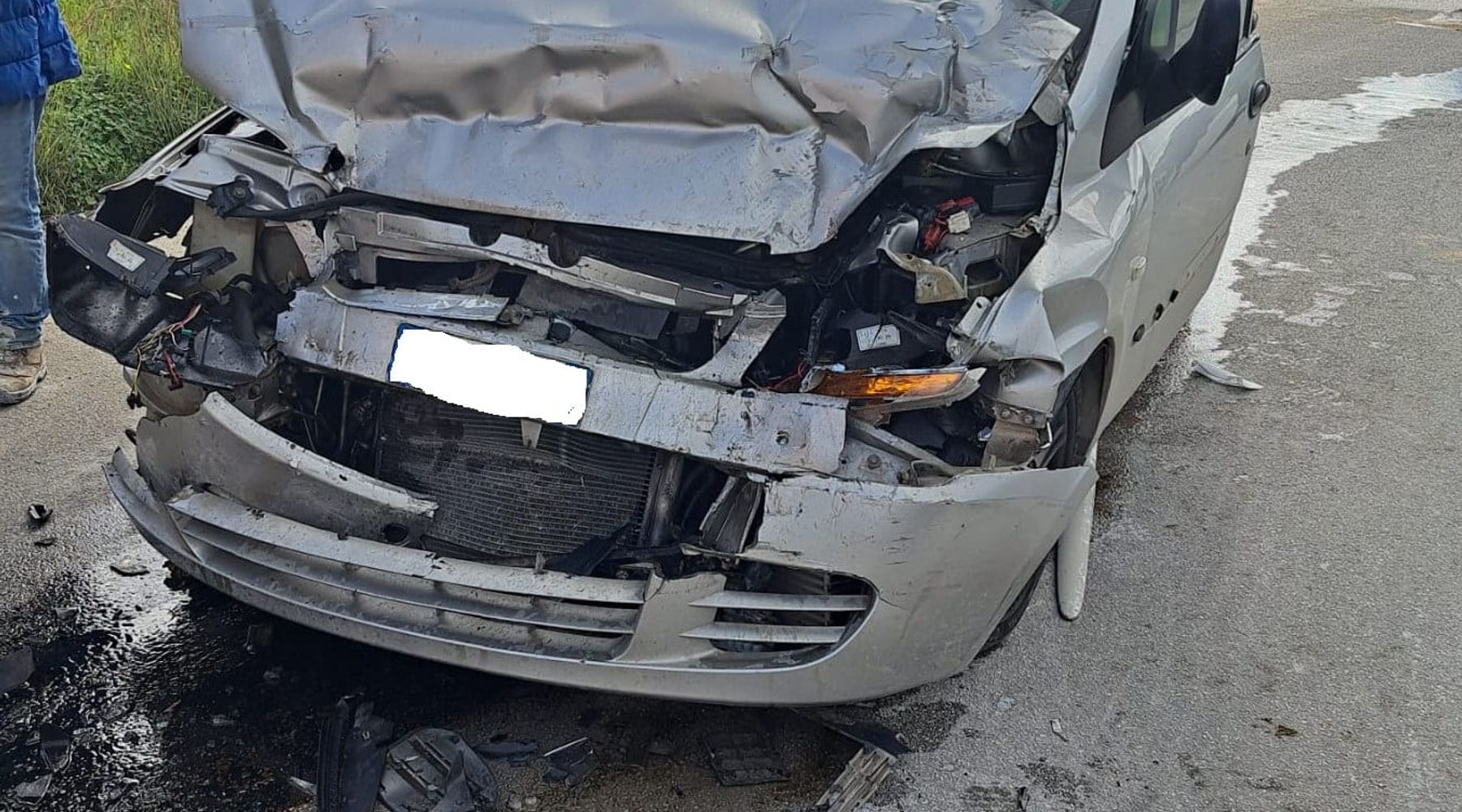 Incidente a Marsala, auto tampona camioncino con gpl. Grave 18enne
