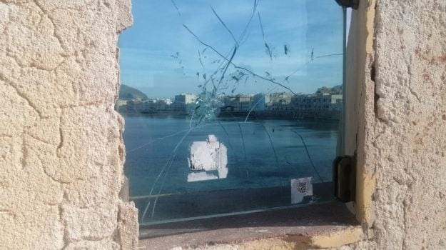 Vandali a Trapani, distrutti i vetri del Bastione Conca. In arrivo, 40 telecamere