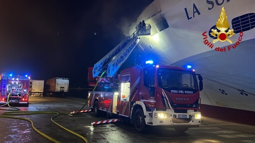 Paura ieri sera al porto, fiamme su traghetto in partenza. Rogo spento stamattina, danni agli automezzi