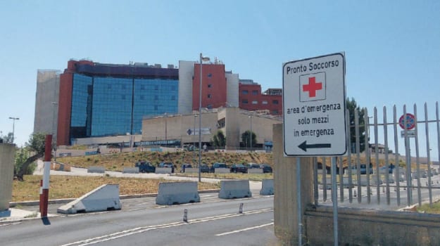 Incidente stradale a Petrosino, schianto in moto contro un palo. Grave quindicenne