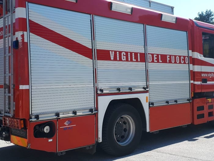Incendio a Villagrazia di Carini, rogo in piazzale autofficine. A fuoco, 11 veicoli