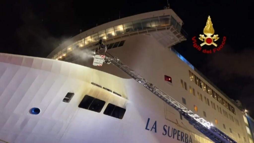 Incendio su traghetto ancora attivo a Palermo dopo 40 ore. La ‘beffa’ del 2009