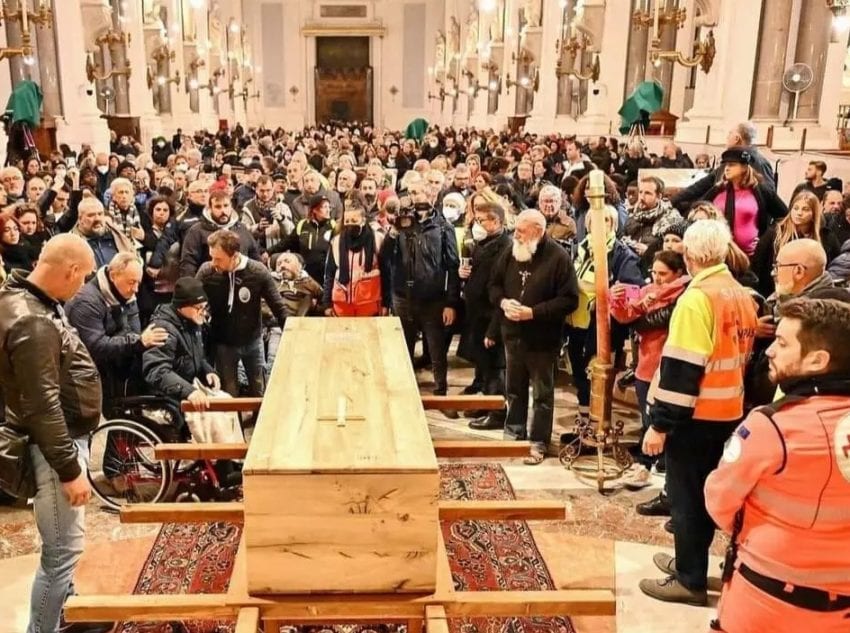 In migliaia al funerale di Fratel Biagio. Arcivescovo fortemente commosso