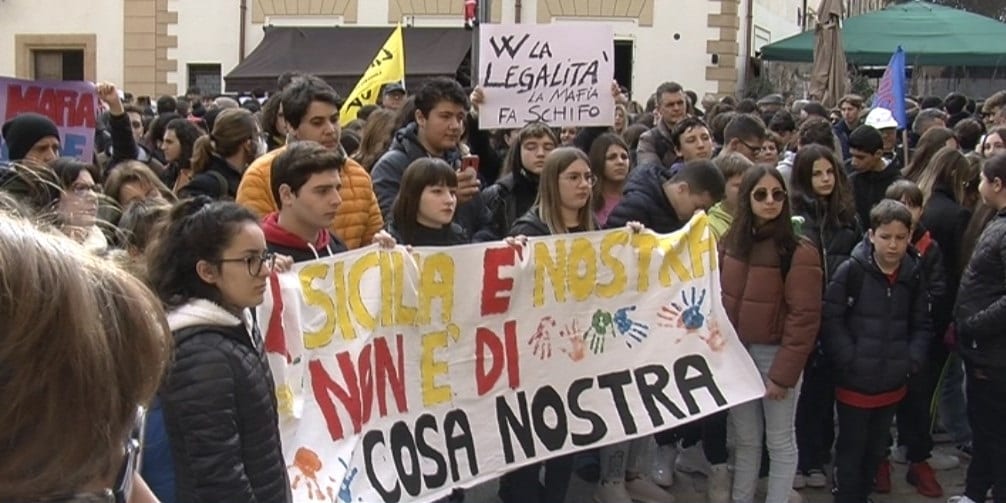 Studenti e associazioni in piazza a Castelvetrano per festeggiare l'arresto di Messina Denaro (Interviste)