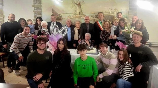 Festeggiamenti a Marsala, Vita Bertolino compie 100 anni. Targa ricordo per l'anziana nonna