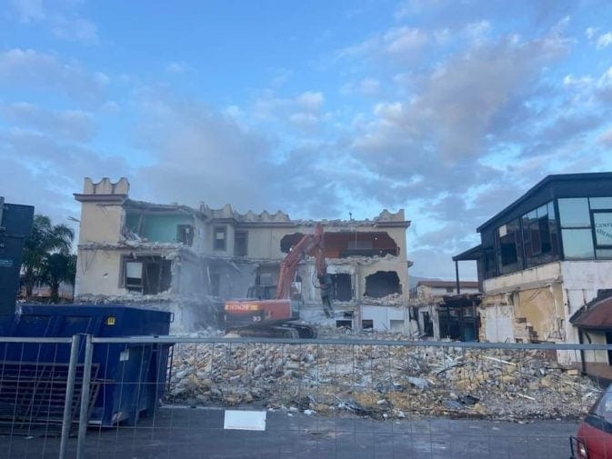 Ruspe in azione sul Johnnie Walker, crolla lo storico bar di Carini. Era abusivo