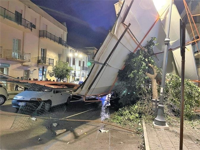Alberi caduti a Carini, danni alle auto anche nell'agrigentino. Ad Alcamo, tettoia quasi in strada