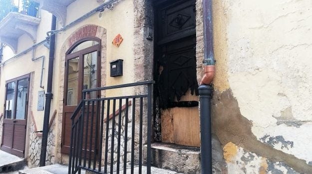 Fiamme ad Alcamo, incendiato portone di noto produttore di miele. Carabinieri indagano su pista dolosa