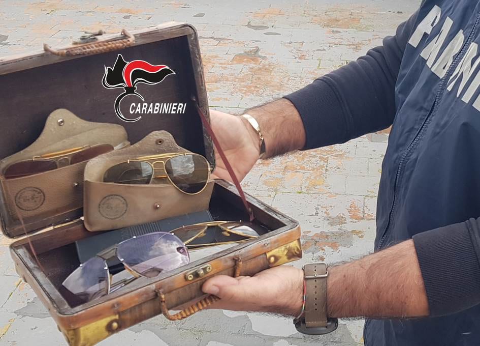 Messina Denaro, ritrovati a Castelvetrano gli storici Ray Ban, champagne e un libro