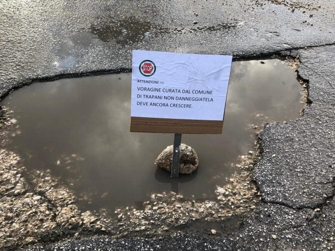 Cartelli satirici a Trapani, idea del Movimento politico “Stop”