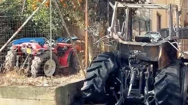 Incendio a Partinico, distrutto trattore nel centro storico. Intervento dei vigili del fuoco