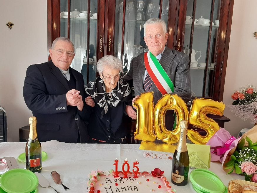 Castellammare festeggia i 105 anni di Maria Barone, fiori e pergamena per la nonnina