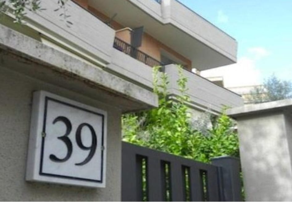 Numeri civici ad Alcamo Marina, installazione con un PUC. Targhette trovate in deposito