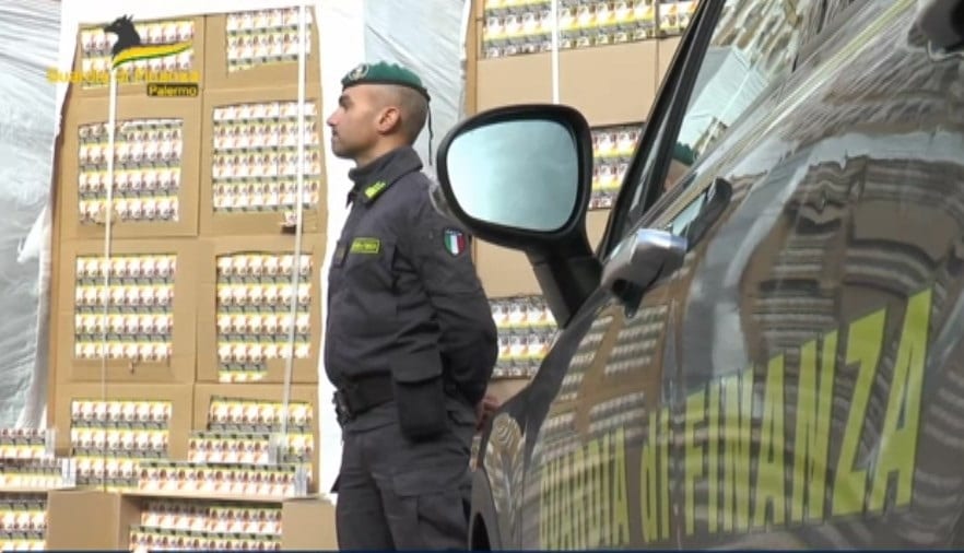 ‘Bionde’ contraffatte, sequestrate 45.000 stecche. Arrestato autista bulgaro
