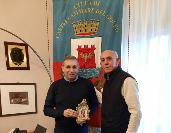 Donata acquasantiera al comune di Castellammare, sarà destinata al museo del mare
