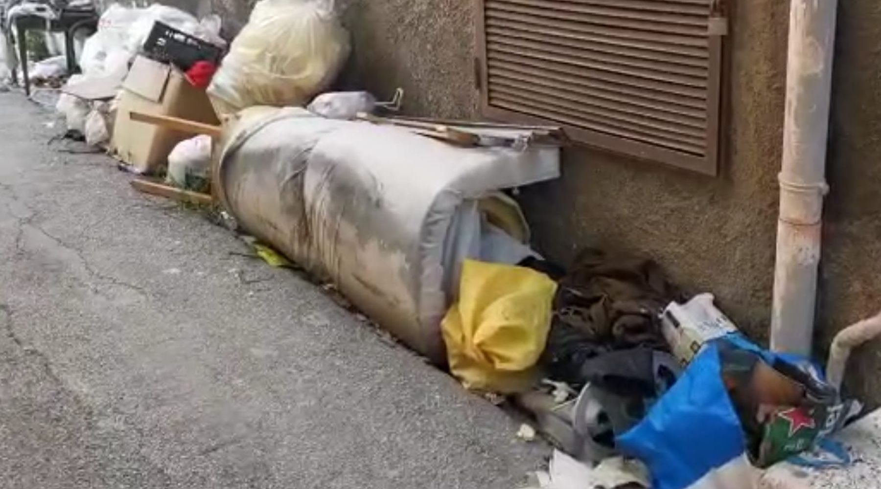 Discariche croniche in pieno centro ad Alcamo. Materasso e sedie in strada da due mesi