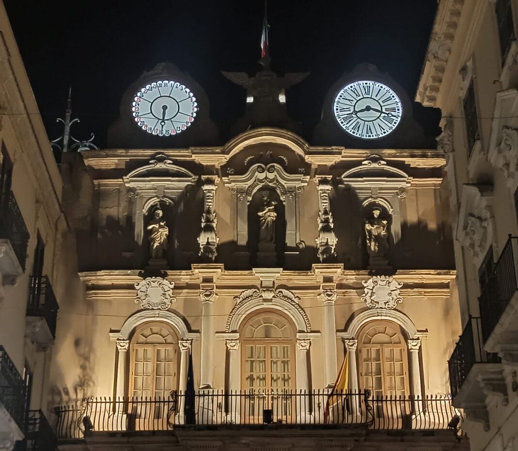 Riparati gli orologi di Palazzo Cavarretta a Trapani, prevista nuova illuminazione della facciata