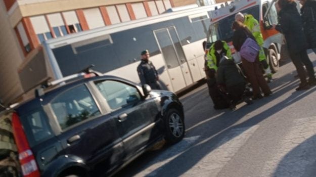 Investita da una vettura sulle strisce pedonali, ferita giovane a Trapani