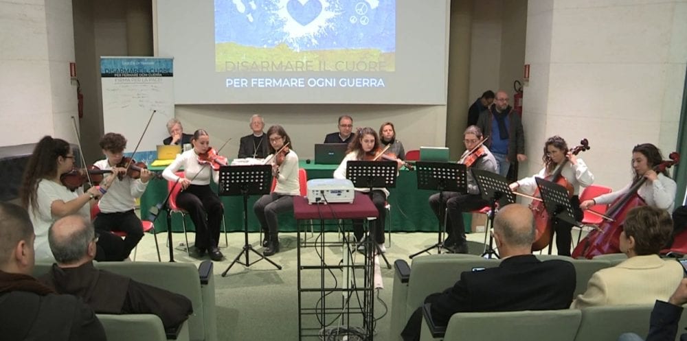 “Disarmare i cuori”, incontro con gli studenti di Alcamo. Castello con i colori ucraini