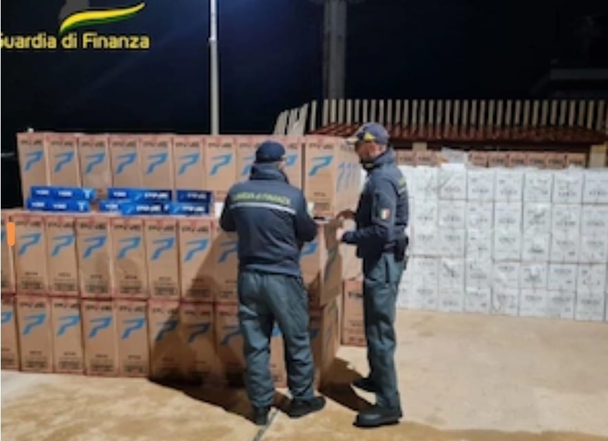 Sequestro di sigarette in mare e tre arresti a Marsala. 20.000 stecche di marchi vietati