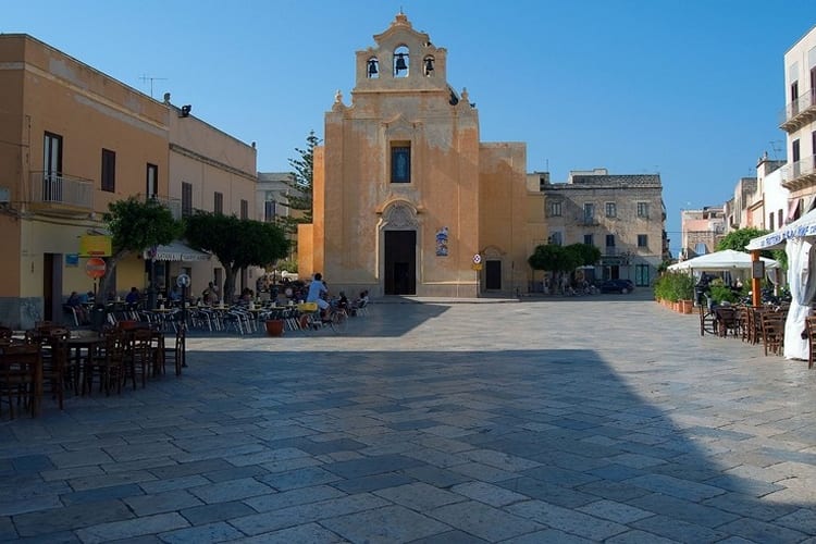 Prelievi illeciti dal conto di una disabile di Favignana. Nei guai direttore di banca e politico