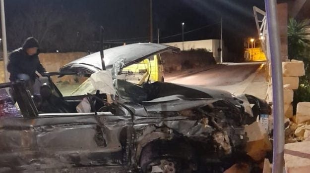 Incidente mortale a Mazara del Vallo, auto si schianta contro muro. Un morto e due feriti