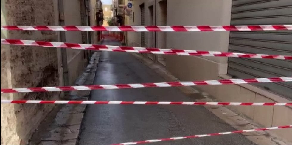 Demolizione palazzine ad Alcamo in Via Guarrasi, . Da dieci giorni due strade al buio