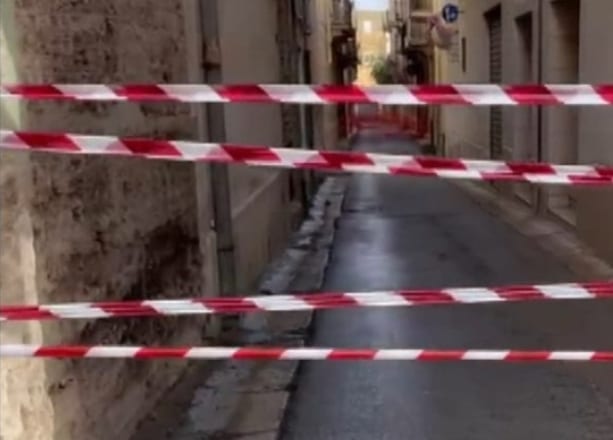 Casa pericolante ad Alcamo, via Guarrasi chiusa da 17 mesi. Soccorsi solo a piedi