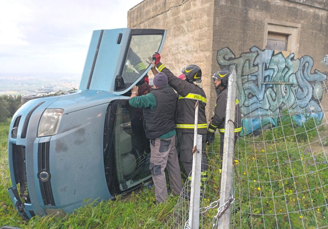Incidente sulla SS 187, donna di Valderice bloccata all'interno dell'auto. Intervento dei Vigili del Fuoco