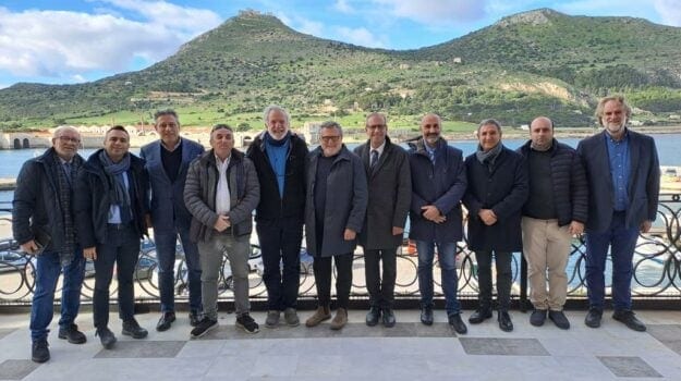 Isole, ritardi per corse con navi e per tariffe scontate. Protesta dei sindaci