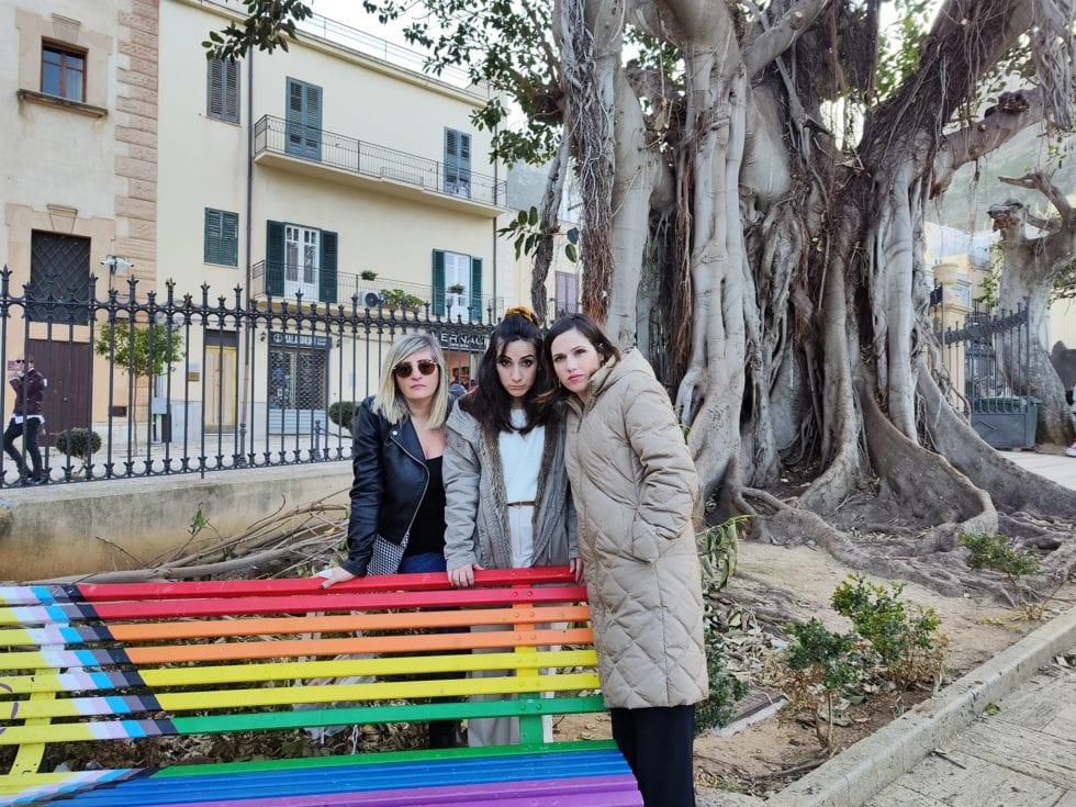 Era stata inaugurata a Castellammare, rubata targa dalla panchina contro la discriminazione di genere