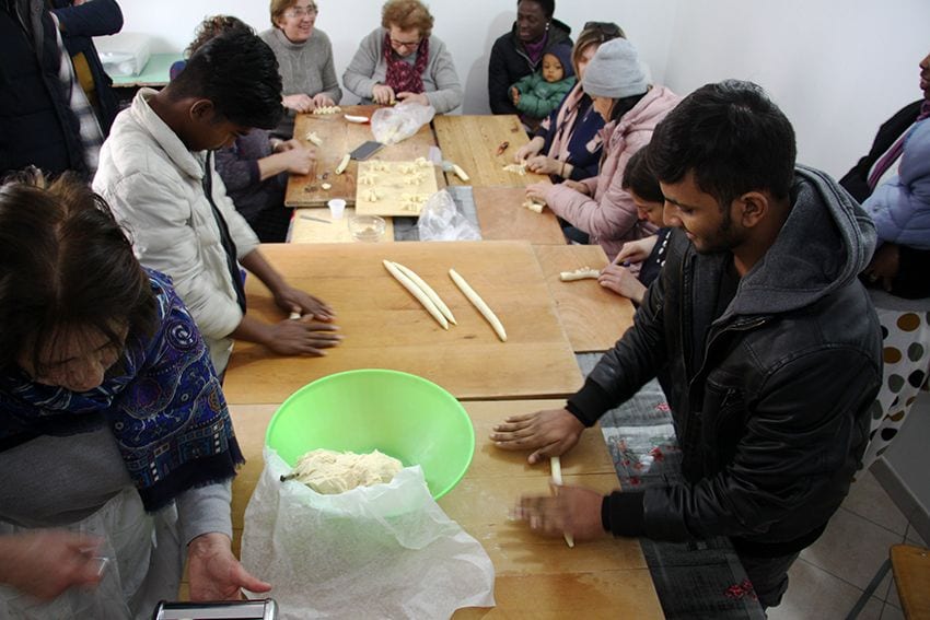 Celebrazioni a Vita per San Giuseppe, migranti realizzano i “pani votivi”