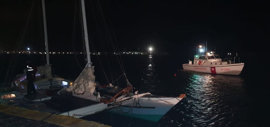Catamarano alla deriva a Capo Granitola, intervento della Guardia Costiera di Mazara