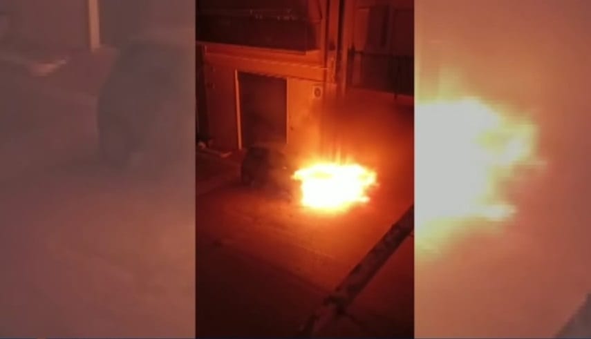 A fuoco Lancia Ypsilon in via Scio ad Alcamo. Telecamere confermerebbero dolo (VIDEO)