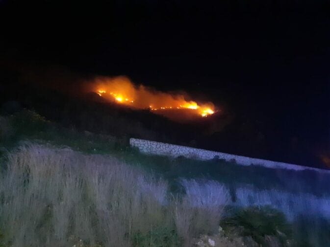 Fuochi d'artificio causano incendio ad Erice, spento rogo dopo tre ore