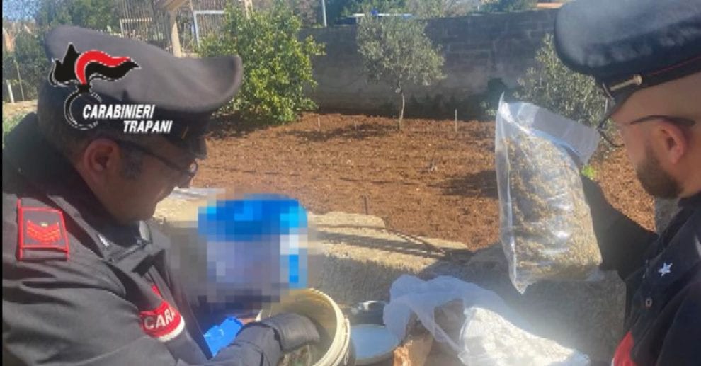 Bazar di droga, armi e soldi in un bar di Campobello di Mazara, arrestato titolare