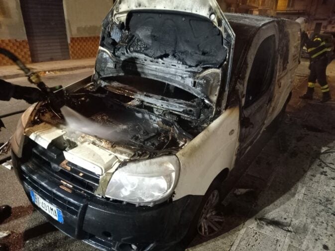 Incendio a Partinico, danneggiato furgone di un panificio. Indagini in corso