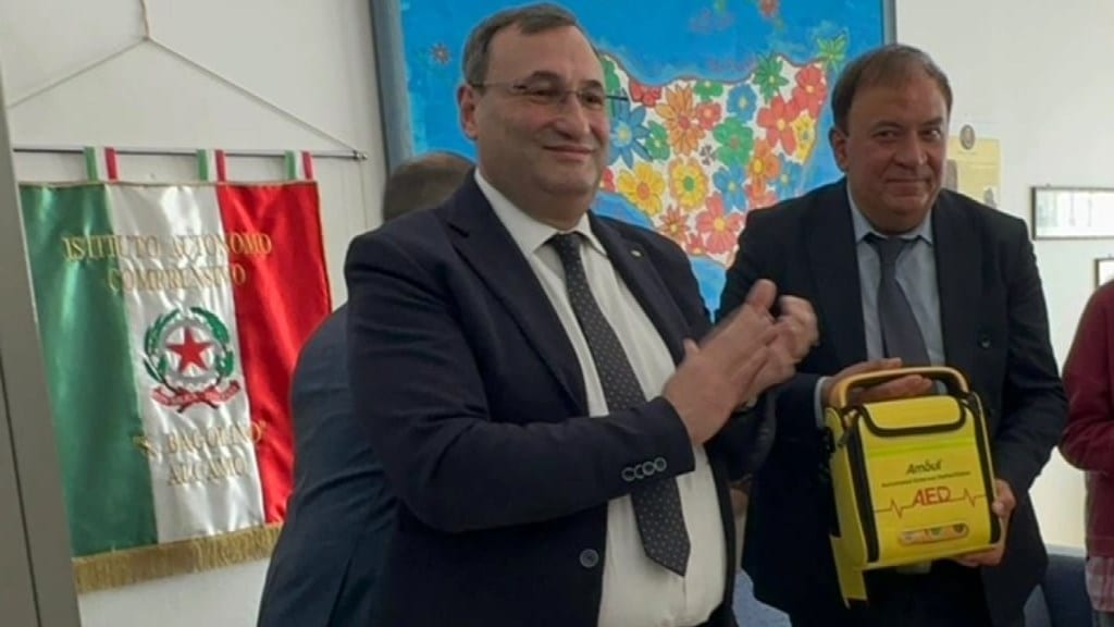 Donato un defibrillatore all'istituto "Bagolino" di Alcamo, lettere e matite per alunni