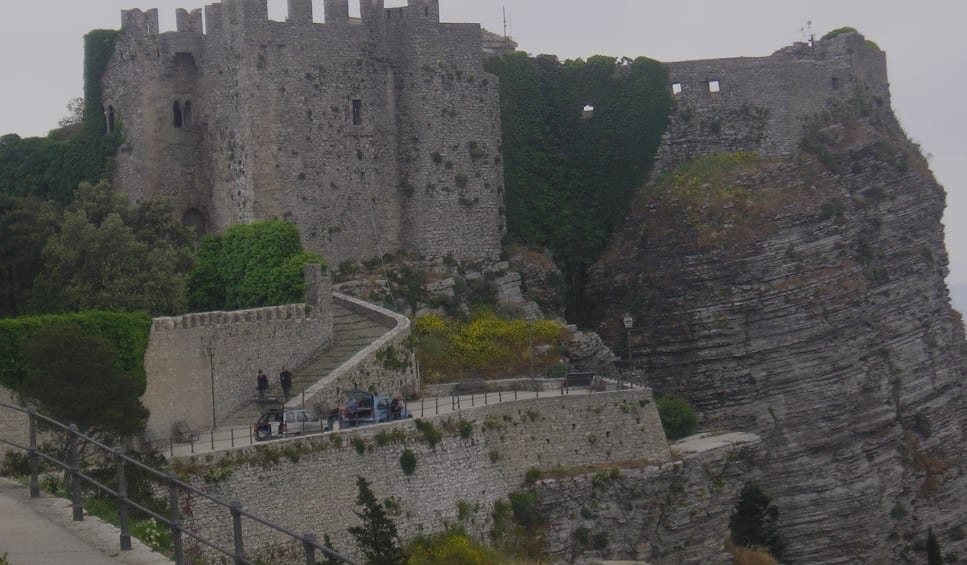 Lavori al castello di Venere, irregolarità nel cantiere di un'opera pubblica