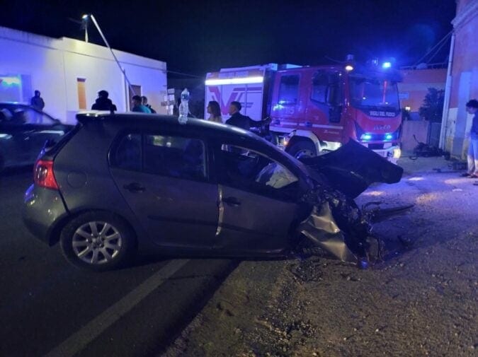 Finisce con l'auto contro un palo della luce e muretto, ferito 22enne a Marsala