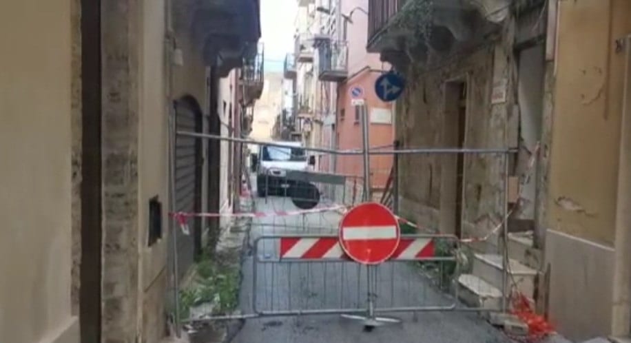 Via Guarrasi ad Alcamo, pericolo di crollo. Evacuate tre famiglie, otto persone in immobile del Comune e in hotel