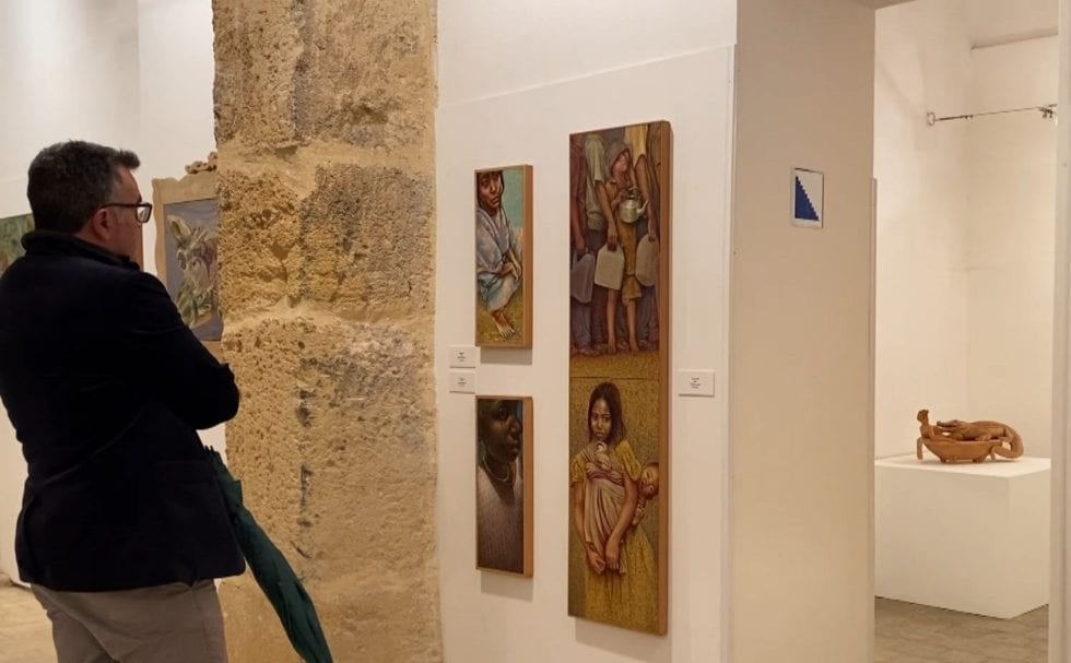 “L’ironia del disincanto”, mostra a Marsala di Totò Calascibetta. Visite fino a 4 giugno