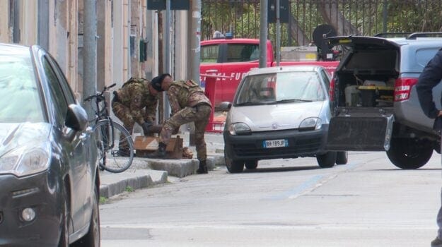 Trova un oggetto e lo carica in aiuto, rientrato allarme bomba a Trapani