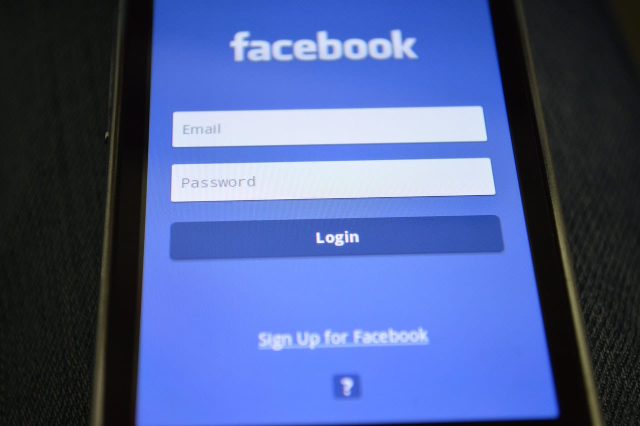 Gli rubano il profilo FB e minacciano giornalista, condannato ignaro ventottenne