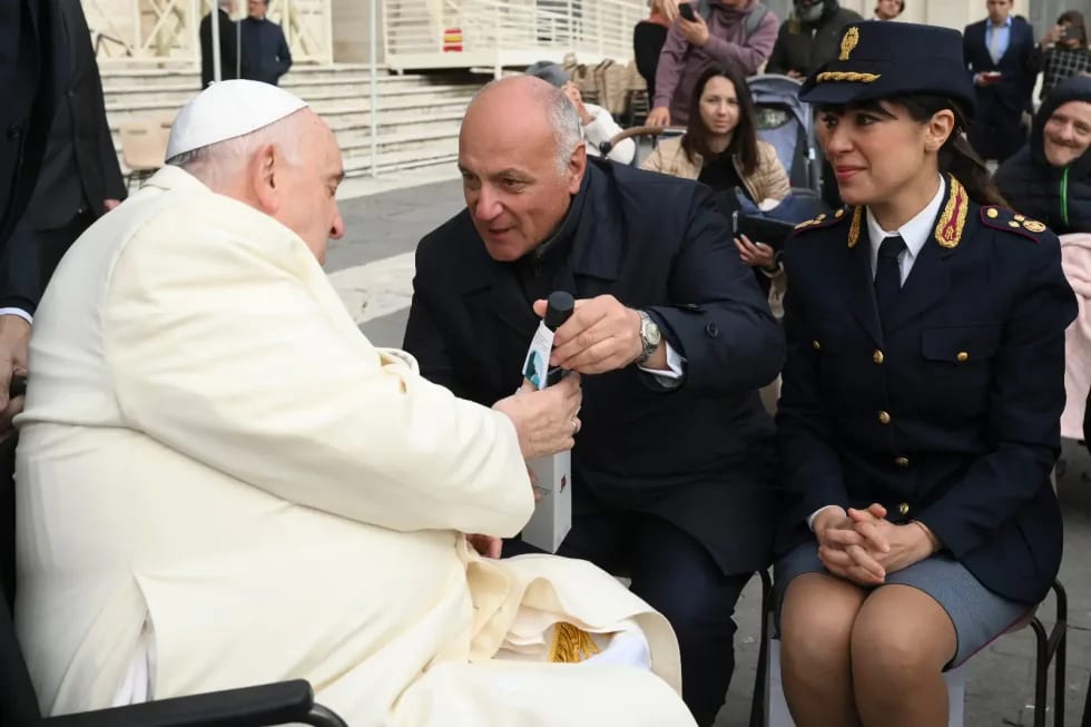 L’olio della ‘memoria’ arriva nelle mani del Papa. Rifornite tutte le diocesi