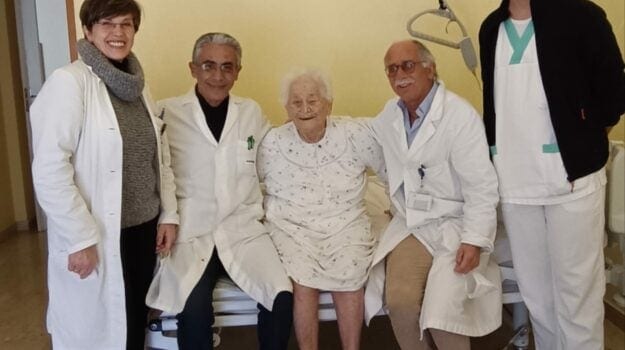 Operata al femore a 105 anni, torna a camminare. Intervento alla "Villa dei Gerani" di Erice